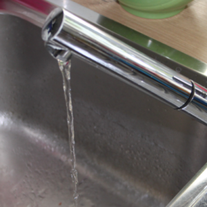 Flexibler Wasserstrahl & schwebendes Papier